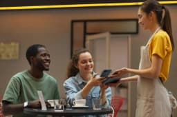 🍽️ Employé(e) Polyvalent(e) – Service et Caisse